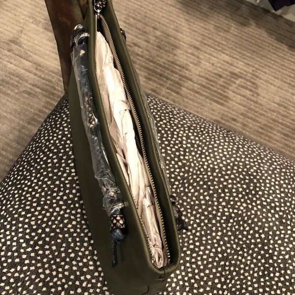 Beautiful Clutch - Picture 3 of 3